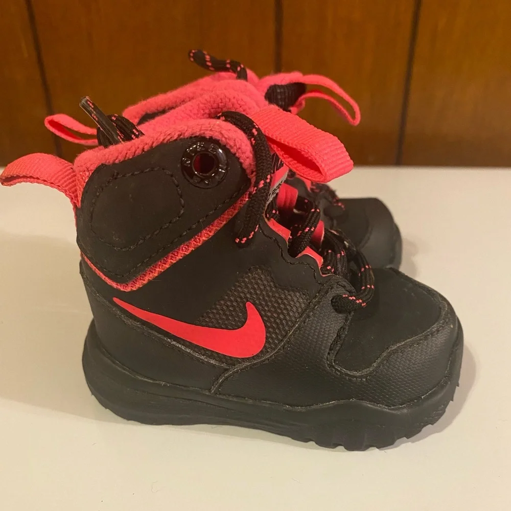 Nike Boot / Size 2C / Pink & Black